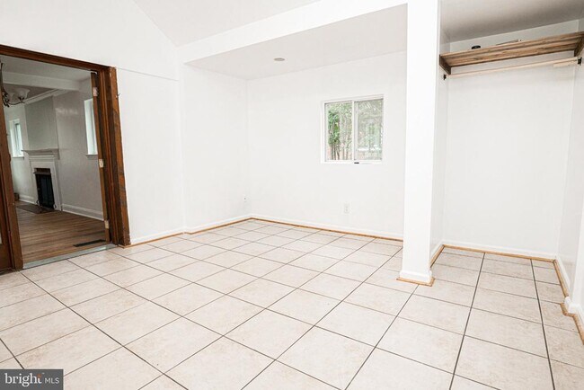 Foto del edificio - 3242 Holly Hill Dr