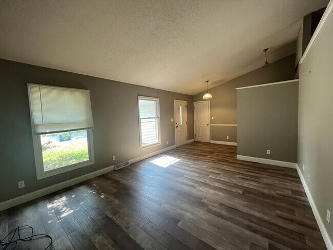 Foto del edificio - TWIN LAKES 3 BEDROOM 2 BATH!