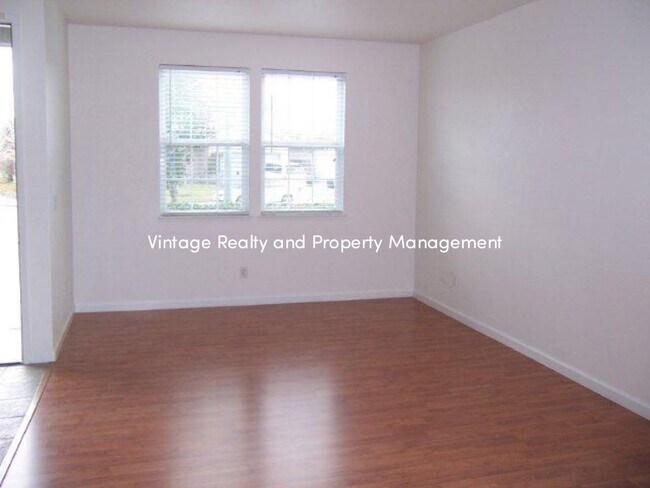 Foto del edificio - Updated 4 Bedroom Two Story Home That Is B...