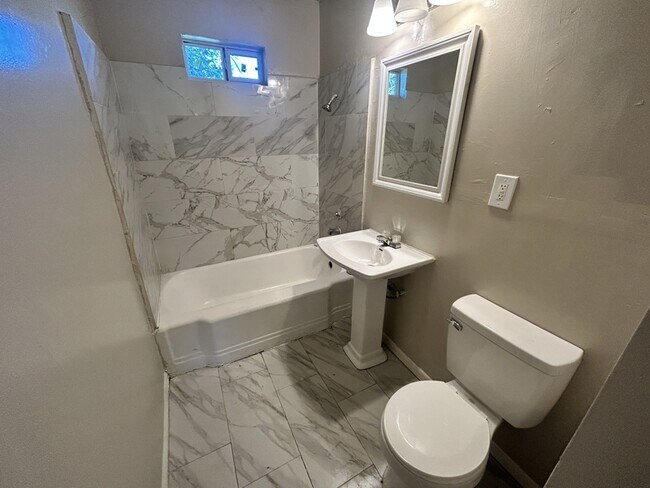 Building Photo - 5510 N Johnstown Ave