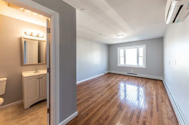 Foto del edificio - 322 E Harrison St