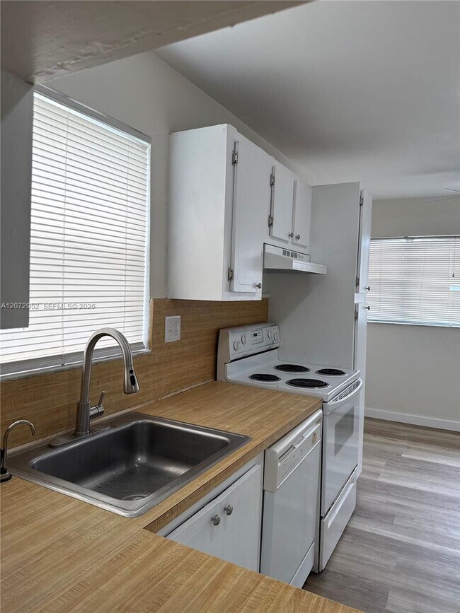 Foto del edificio - 8380 Sands Point Blvd
