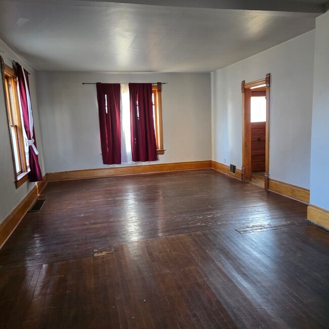 Building Photo - 384 S Hickory St