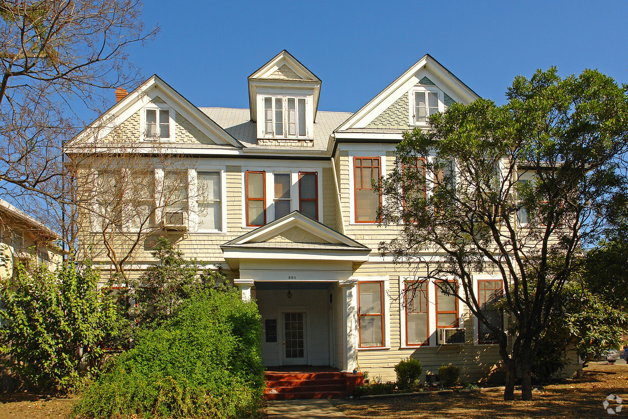 Primary Photo - 301 W Magnolia Ave