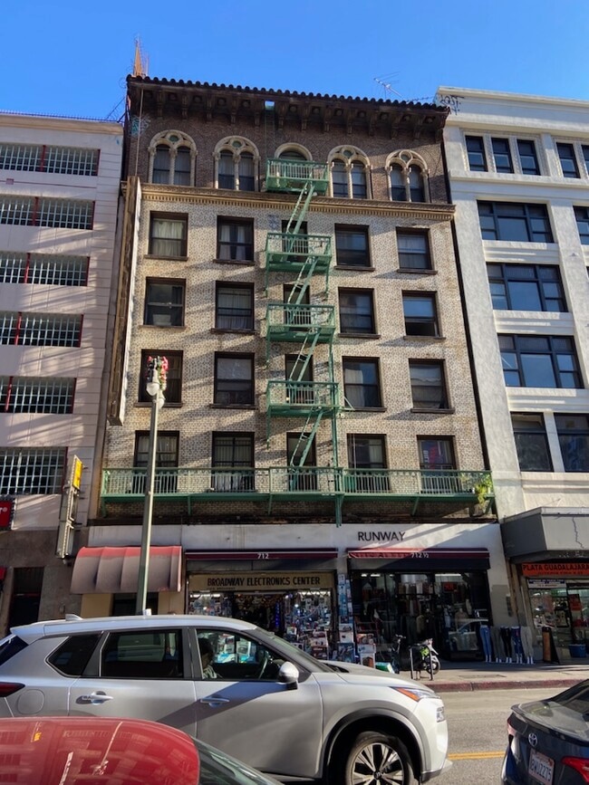 Building Photo - Broadway Flats
