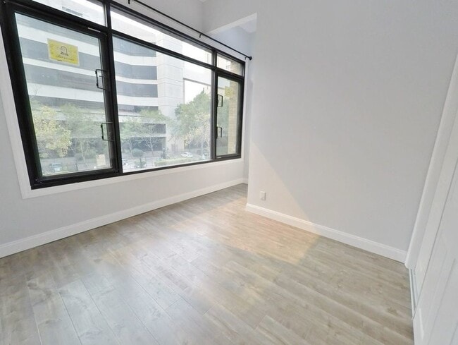 Building Photo - Remodeled & Sunny Studio with Modern Kitchen