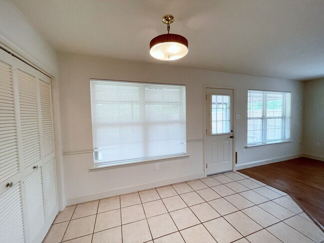 Building Photo - 3 Bedroom House off Siegen and Perkins!