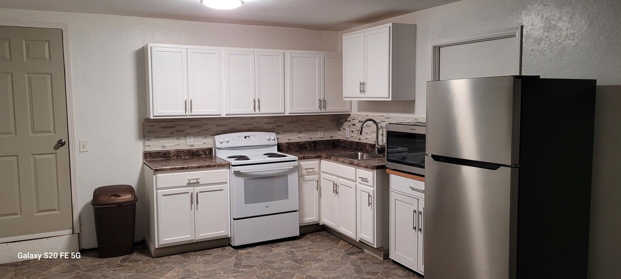 Open plan kitchen/living room - 6730 Rock Ridge Rd SE