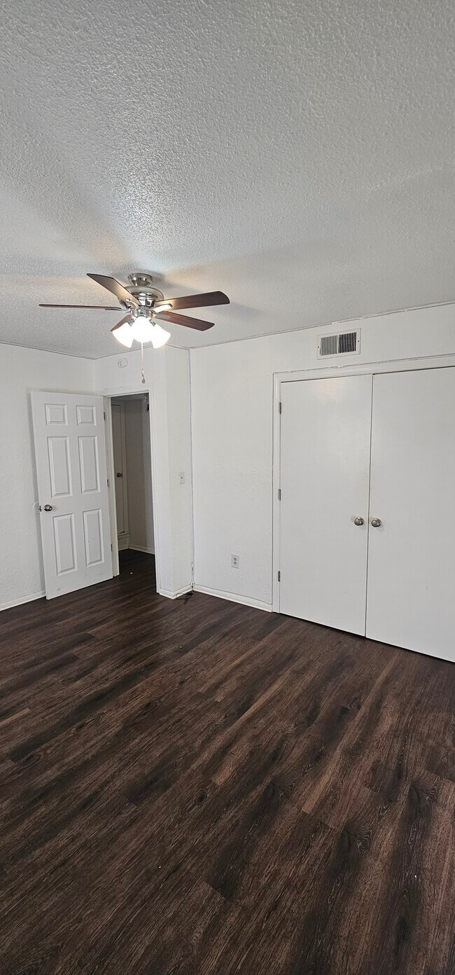 Building Photo - 720 N 70th St