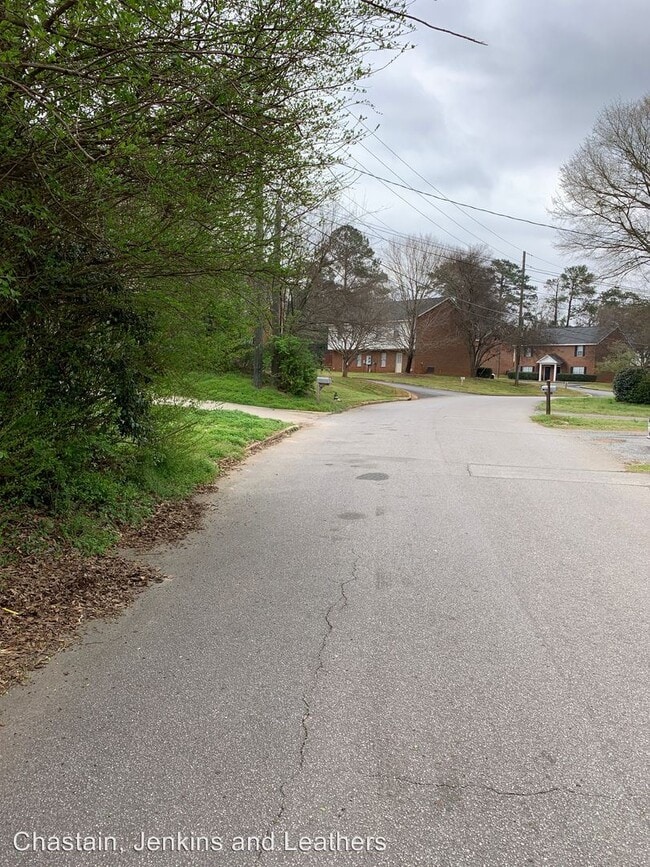 Building Photo - 400 Venita Dr