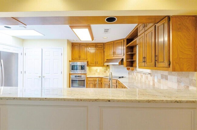 Foto del edificio - 6037 Hillcrest Ave