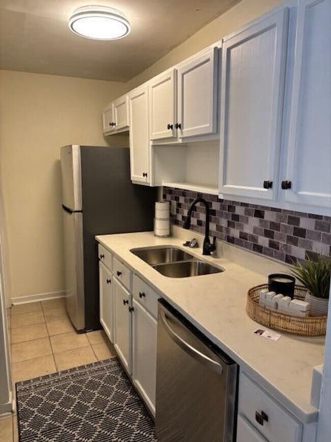 Building Photo - Gated Community- 2BA/1BA Condo