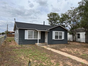 Building Photo - 101 N Uvalde Ave