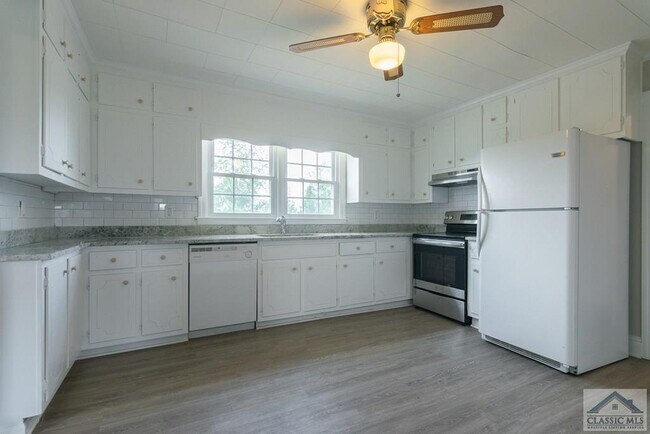 Foto del edificio - 243 Mitchell Farm Rd