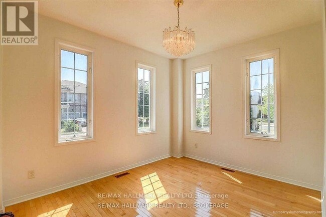 Building Photo - 163 Fairlane Crescent