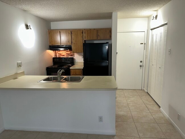 Building Photo - 2771 Riverside Dr