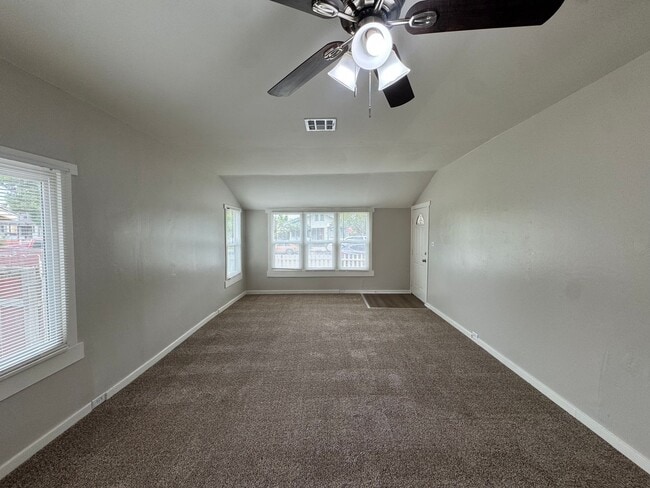 Building Photo - Adorable Oleander Home!