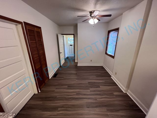 Building Photo - FREE RENT! Woodstock Neighborhood ! Tri-le...