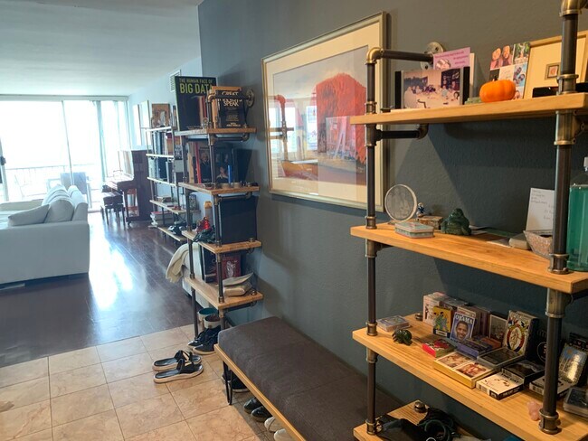 Entryway with bench - 8530 Holloway Dr
