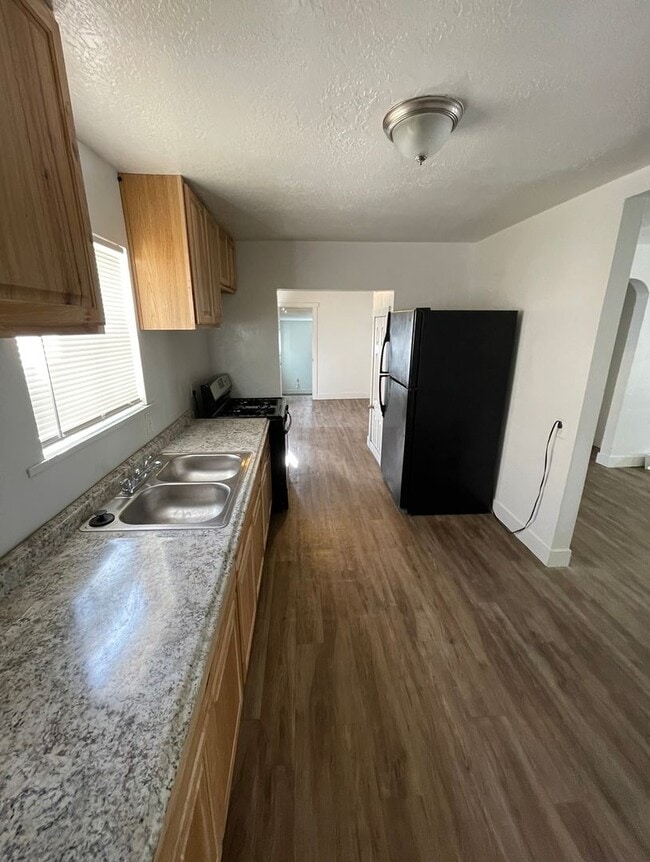 Building Photo - 588-590 S 300 W