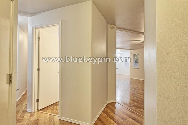 Foto del edificio - REDUCED $200 for 1st 3 Months- $1795! Main...