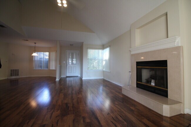 Foto del edificio - Spacious 3 Bedroom Townhouse Near Hurlburt...