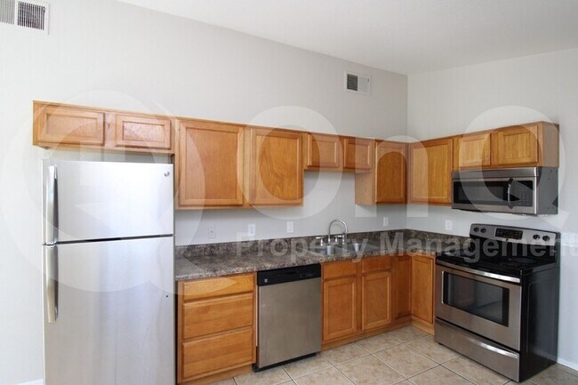 Foto del edificio - 321 W 1st St