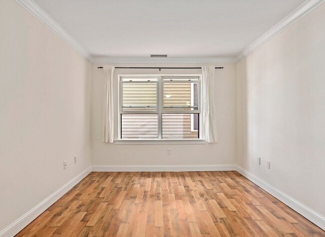 Building Photo - 327 Centre St