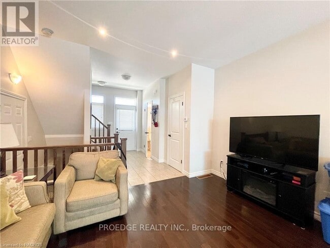 Building Photo - 935 Goderich St