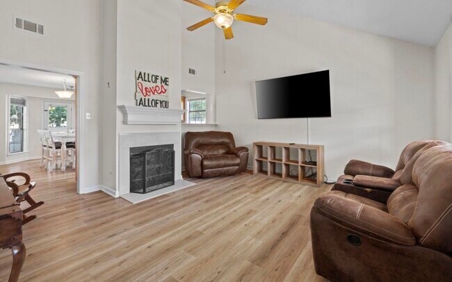 Building Photo - 1017 Southhills Dr