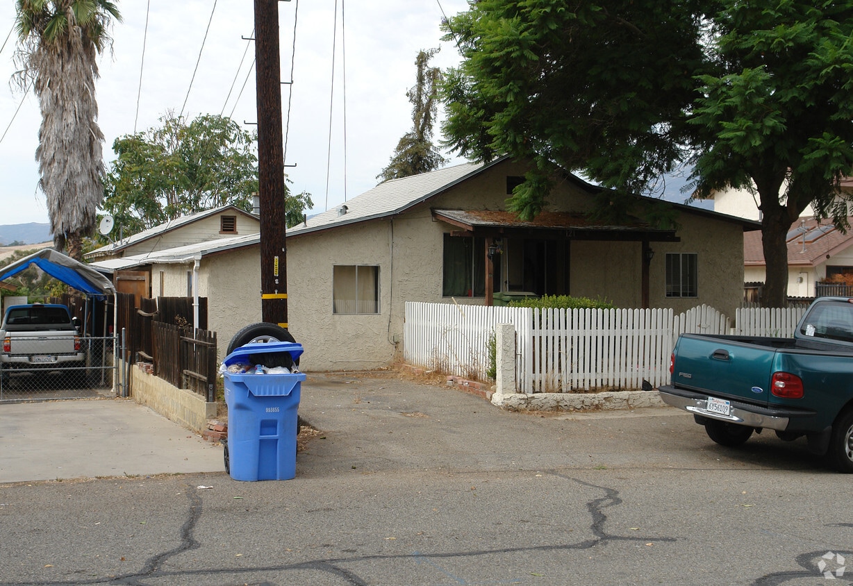 121A B Apricot St, Oak View, CA 93022 Apartments in Oak View, CA