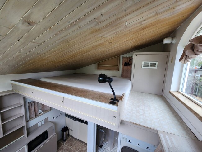 Building Photo - Tiny Home near U-Med