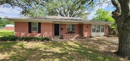 Building Photo - 1209 Haines Dr