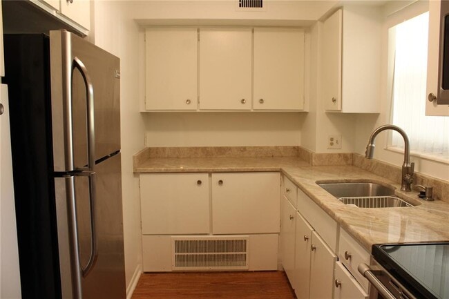 Building Photo - 3900 Roxane Blvd