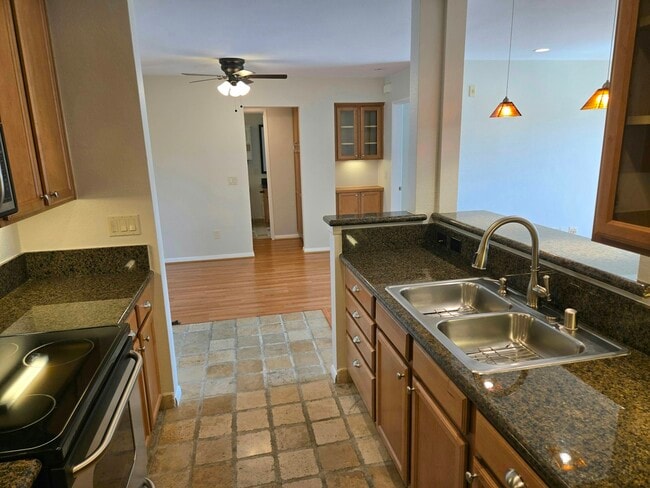 Foto del edificio - 7130 Shoreline Dr
