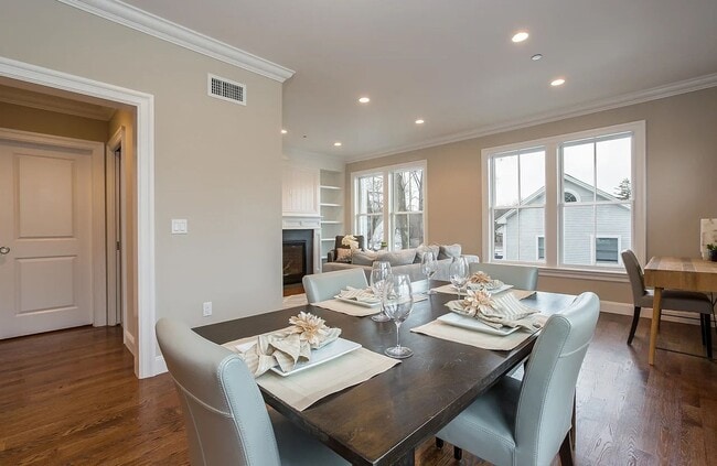 Building Photo - Luxury Townhouses