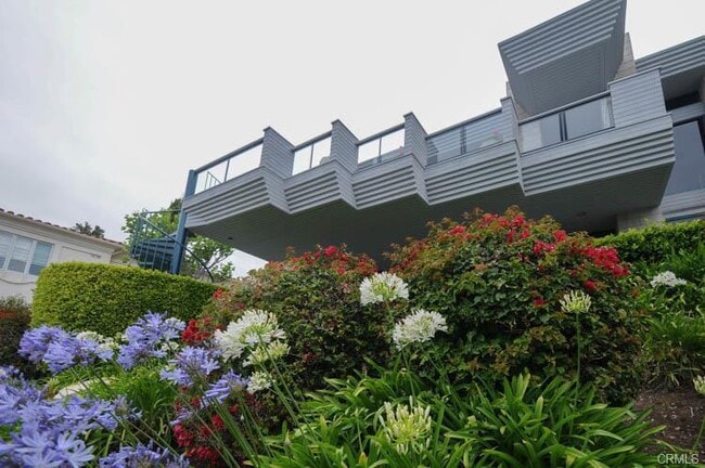 Building Photo - Custome Built Home With Ocean Views