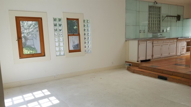 Foto del edificio - 1180 Randol Ave
