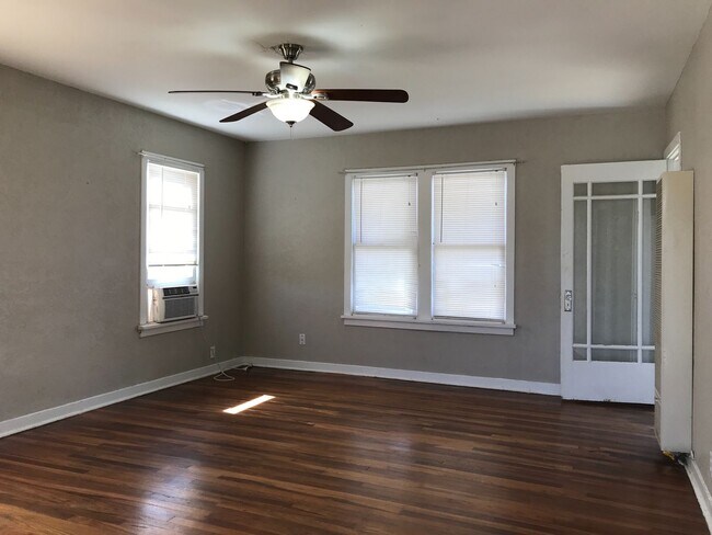Building Photo - Cute Efficiency Located Across From Elemen...