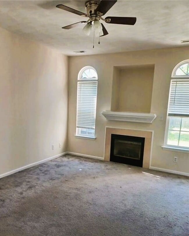 Building Photo - Woodbridge Pointe