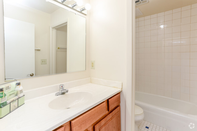 Baño - Bradley Place Townhomes