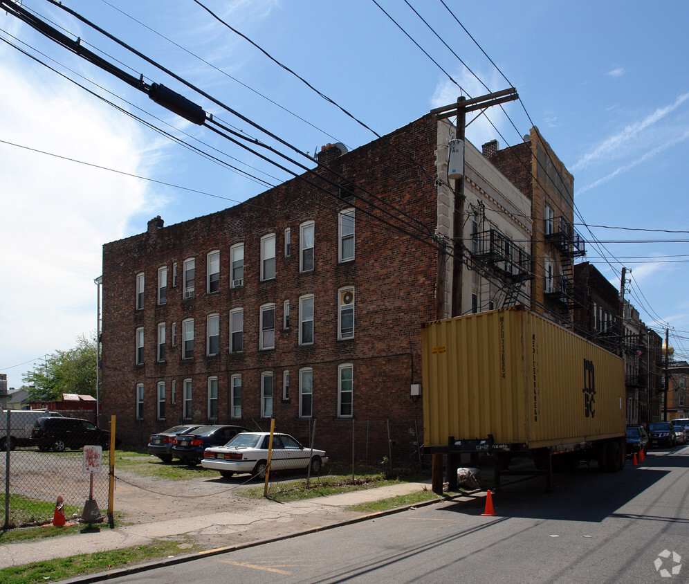 Building Photo - 305 Oliver St