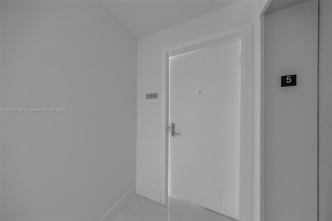 Foto del edificio - 700 NE 24th St