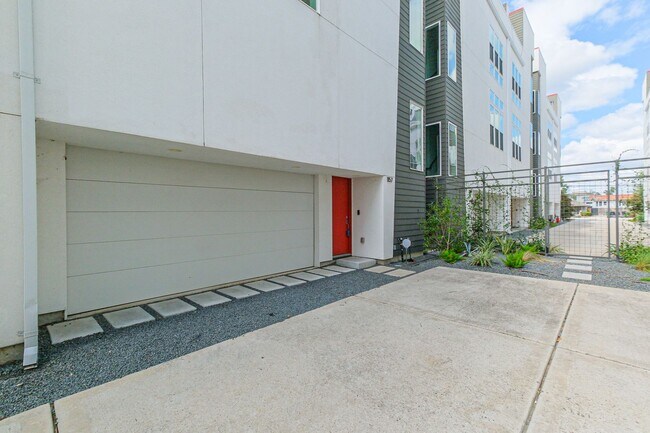 Foto del edificio - Welcome to this absolutely STUNNING Townhome!!