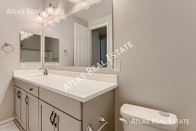 Building Photo - Like New 4 Bedroom 2 Bathroom Home in Gree...