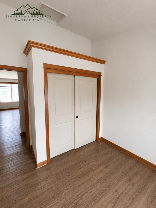 Building Photo - 2 bedroom 1 bathroom townhouse
