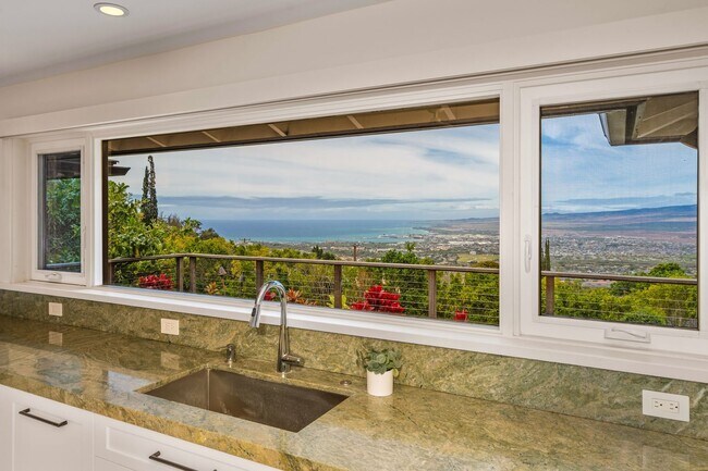 Foto del edificio - Beautiful Custom Built Home in Wailuku Heights, 2 Bed/3 Bath with Flex Room, Magnificent Ocean/Mo...