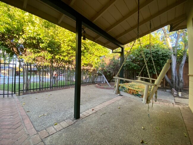Building Photo - 2643 Sutro Dr