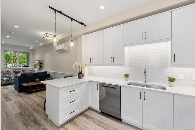 Building Photo - 149 First Ave W