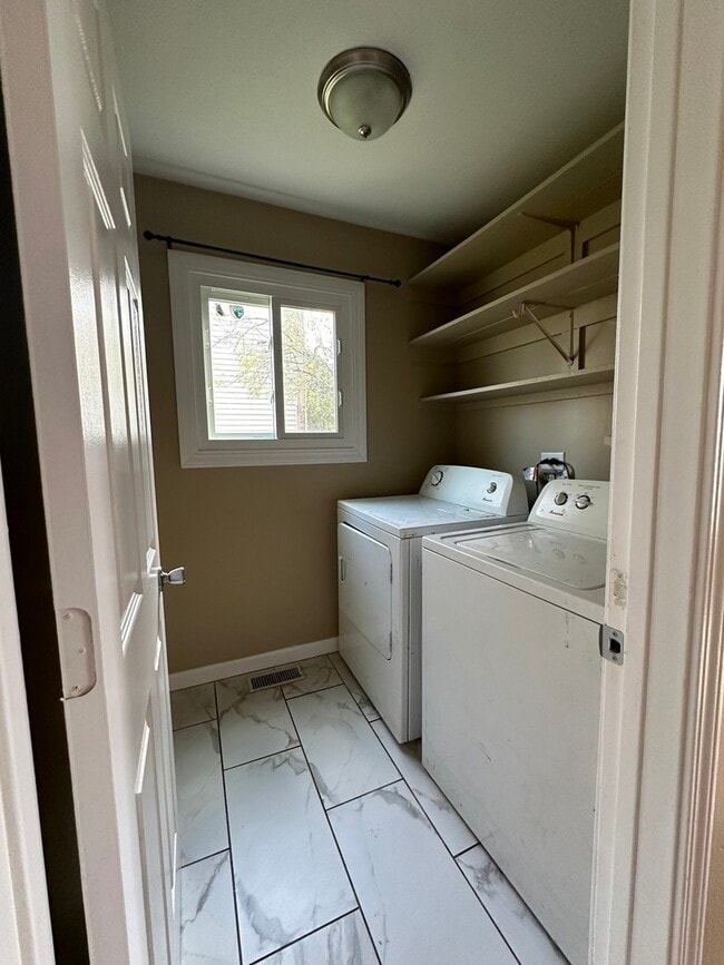 Building Photo - 2152 Mallard Ln